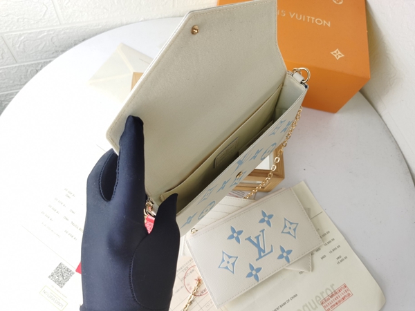 LVコピーウォレット着用イメージ